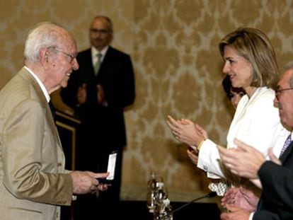 Pablo Palazuelo recibe de la infanta Cristina la medalla del Premio Velázquez, ante Eduardo Serra.