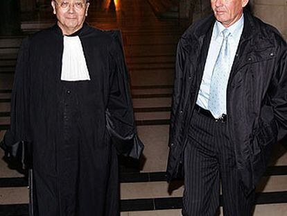 El capitán Paul Barril, uno de los responsables del grupo antiterrorista de Mitterrand, con su abogado, Jaques Verges, en el juzgado.