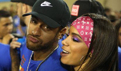 Neymar y la cantante brasileña Anitta en los carnavales de Río de Janeiro el pasado lunes.