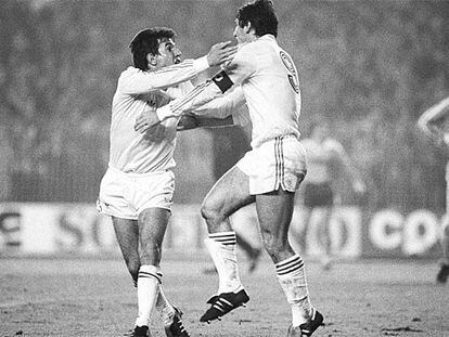 Juanito y Santillana celebran un gol, en la vuelta de los octavos de la UEFA de 1985-86 en el Bernabéu ante el Mönchengladbach (4-0).