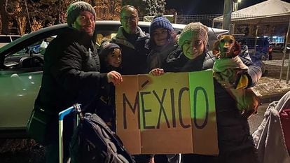 Ivette Rossano y su familia, tras llegar a la ciudad de Siret (Rumanía).