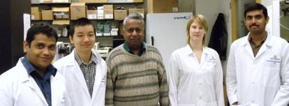 Srinivasan Chandrasegaran, en el centro, en su laboratorio.