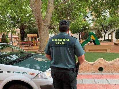 Un agente de la Guardia Civil durante una labor de vigilancia en el municipio de Jumilla (Murcia).