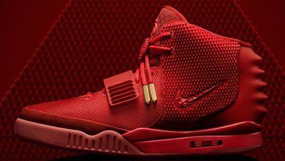 Nike Air Yeezy 2 Red October

Coincidiendo con el lanzamiento de su disco Yeezus, el rapero Kanye West lanzó las que dicen que son las zapatillas más polémicas de la historia. La guerra por hacerse con unas dispararon la reventa, llegando a ofrecer 17 millones de dólares en eBay (no confirmada por la web). Es posible hacerse con un par desde 6.500 euros.