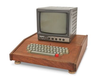 Un ejemplar del primer modelo de ordenador de Apple de hace 45 años, conocido como Apple-1 y construido a mano por los fundadores Steve Jobs y Steve Wozniak, entre otros, se ha puesto a la venta este martes a la venta en una casa de subastas de Monrovia, en California, por un precio de 600.000 dólares (unos 518.000 euros).