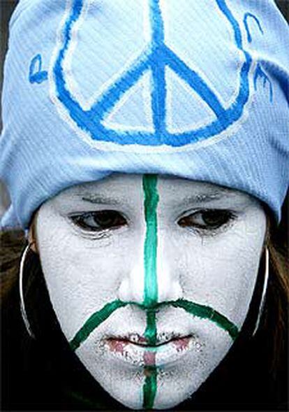 Estudiante alemán con un signo de paz pintado en la cara, ayer en Berlín.
