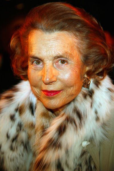 Liliane Bettencourt es la mujer más rica de Francia, heredera del imperio L'Oréal, con una fortuna de 17.000 millones de euros. A raíz del escándalo se ha descubierto que escondía dos cuentas opacas en Suiza que, según promete, va a recolocar en Francia. Con 87 años, sorda y aislada, no se habla con su única hija, Françoise, a causa de la denuncia que ésta interpuso contra su amigo, el fotógrafo François-Marie Banier. La millonaria apareció el viernes en televisión: aparentemente lúcida a pesar de la sordera, se fue por la tangente a la hora de responder sobre su presunto delito de evasión fiscal. A la pregunta de si entendía que la opinión pública se extrañara alarmara cuando se enteró de que había hecho regalos a un amigo por más de 1.000 millones de euros, respondió, algo despectiva: 