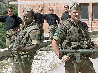 Dos legionarios españoles, durante una entrega de armas de la guerrilla albanesa en la localidad macedonia de Brodec.
