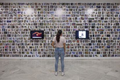 En la instalación 'Plaza Real' pueden verse miles de imágenes tomadas por el artista en los últimos años.