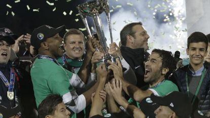 Raúl y Marcos Senna levantan el trofeo de la North American Soccer League