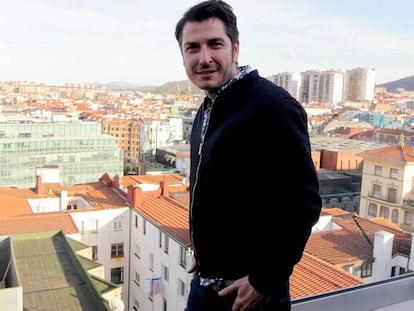 Carlos del Amor en la terraza de un c&eacute;ntrico hotel bilba&iacute;no.