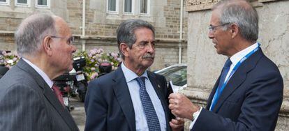 Miguel &Aacute;ngel Revilla, presidente del Gobierno de Cantabria, junto a Miguel Anto&ntilde;anzas, presidente de Viesgo, y C&eacute;sar Nombela, rector de la UIMP.