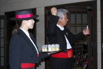 Dos japoneses, vestidos con trajes tradicionales andaluces. EFE/Archivo