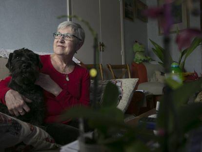 Ángeles Plaza, de 73 años, vive en su piso en un barrio de Madrid, del que ha vendido la nuda propiedad. 