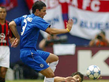 Del Horno pelea el balón a Gattuso en un  amistoso contra el Milan.