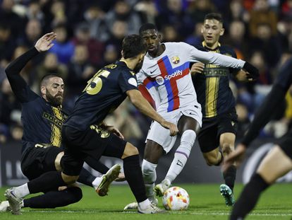 Dembélé intenta escaparse de los jugadores del Intercity durante el partido de dieciseisavos de final de la Copa del Rey.