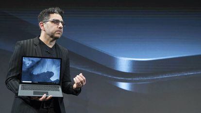 Panos Panay, jefe de producto de Microsoft, presenta el Surface Laptop 2, ayer en Nueva York.