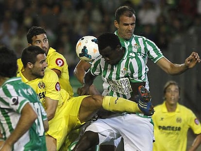 Nosa trata de rematar en el área del Villarreal.
