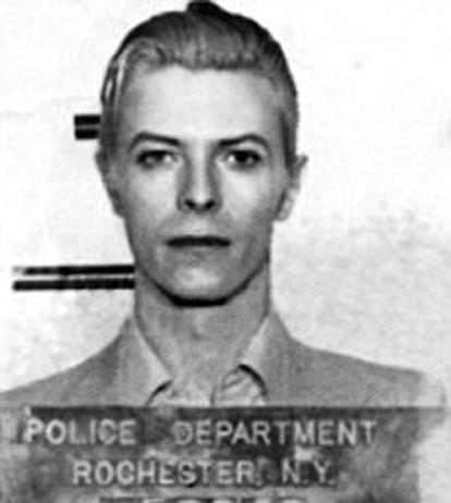 Era 1976 cuando tras un concierto en Nueva York la policía detenía a David Bowie. Tras el juicio, el juez retiraba los cargos al cantante por posesión de drogas.