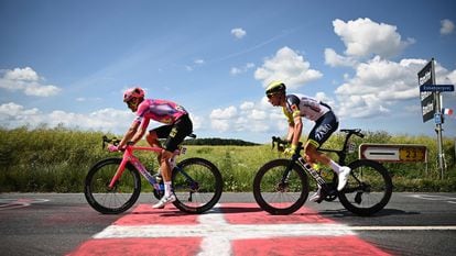El ciclista danés Magnus Cort (L) y el noruego Sven Erik (R) pedalean durante la segunda etapa del Tour de Francia 2022, en Dinamarca, el 2 de julio.