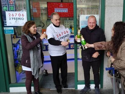 Ganadores del tercer premio del Niño en la administración número 18 de Valladolid. En vídeo, el momento en el que los niños de San Ildefonso han cantado el premio.