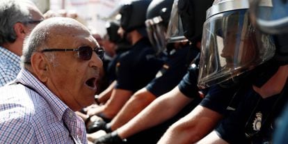 Un pensionista se dirige a los policías que intentaban impedir su paso hasta la Cámara Baja.