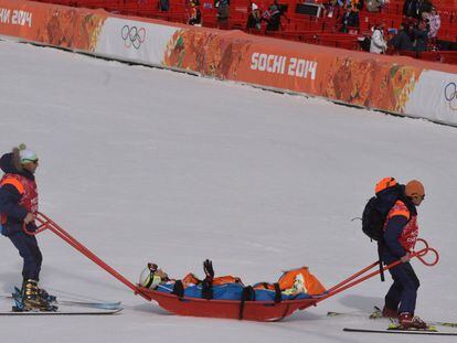 El andorrano Joan Verdú Sánchez se retira después de estrellarse en la prueba de esquí alpino masculino slalom gigante.