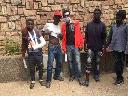 De izquierda a derecha, Selomon Haftu, Abdo Abkar y Mohamed Ahmed, junto a otros dos compañeros sudaneses, ayer en Rabat.