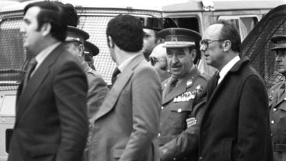 El general Alfonso Armada, llevado del brazo por el gobernador civil de Madrid, Mariano Nicolás García, a su salida del Congreso el 24 de febrero de 1981 tras el fracaso del golpe de Estado.
