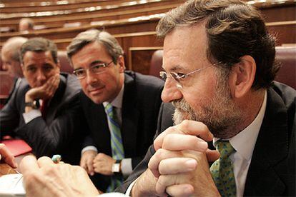 Mariano Rajoy (en primer plano), Ángel Acebes y, al fondo, Eduardo Zaplana.