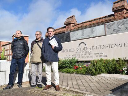 Andrés Chamorro y Severiano Montero, de la Asociación de Amigos de los Brigadistas Internacionales, y Luis González, el vecino del barrio, frente a la placa del cementerio de Fuencarral.