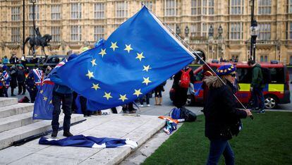 Una persona se manifiesta contra el Brexit a las afueras del Parlamento británico.