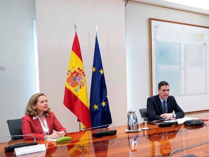 El presidente del Gobierno, Pedro Sánchez, y la ministra de Economía, Nadia Calviño, en La Moncloa.