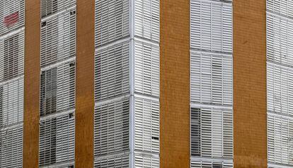 Uno de los muros cortinas típicos de Coderch, en la Casa del Instituto Social de la Marina, de Barcelona.