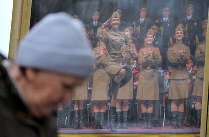Una mujer pasa cerca de una placa conmemoratica en la sede del coro militar Alexándrov del Ejército ruso en Moscú, el 25 de diciembre de 2016.