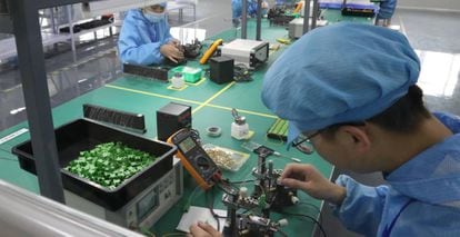 Trabajadores en una fábrica de tecnología en China. 