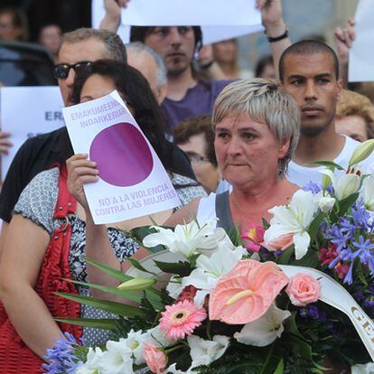 Paqui Román, durante la concentración contra el asesinato de su hermana en Hernani.