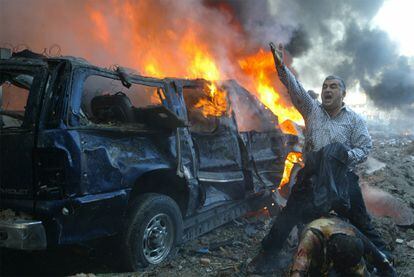 Un hombre pide ayuda tras la explosión del coche bomba que mató a Rafik Hariri el 14 de febrero de 2005 en Beirut.