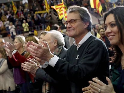 Pie de Foto: El expresidente de la Generalitat Artur Mas con Marcela Topor, esposa de Carles Puigdemont.