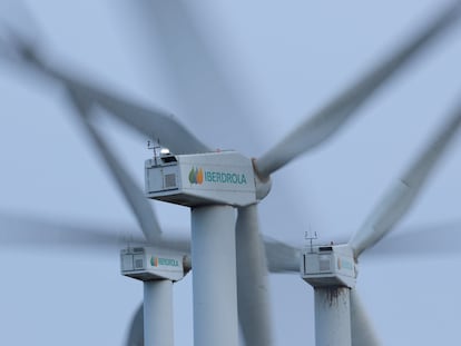 Tres aerogeneradores de Iberdrola en el monte Oiz, cerca de Durango (Bizkaia), esta semana.