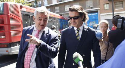 Rafael Betoret, a la derecha, con su abogado en el &#039;caso de los trajes&#039;, en 2011 