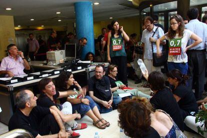 Trabajadores de ONG catalanas encerrados en la sede de la Agencia Catalana de Cooperaci&oacute;n al Desarrollo en Barcelona.