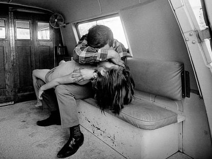 Un hombre abraza el cuerpo de una mujer en una ambulancia en Ciudad de México, en 1965.