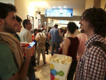 Espectadors a la Festa del Cine a les sales Princesa, a Madrid, dilluns passat.