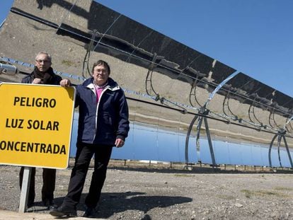 Sixto Malato (derecha) y Eduardo Zarza, frente a la instalación e generación directa de vapor, parada por falta de repuestos.