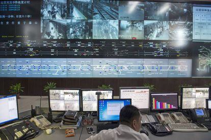30.000 cámaras velan por su seguridad: la sala de control del metro de Shanghái, que monitorea a más de un millón de personas en hora punta.