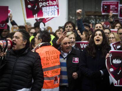 Concentracion frente al parlamento Gallego contra del cierre del paritorio de Verín (Ourense).