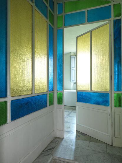 A principios del siglo XX, los antiguos dueños panelaron el baño con vidrios azules y amarillos, una idea que Patrizio Fradiani ha extendido al resto del piso.