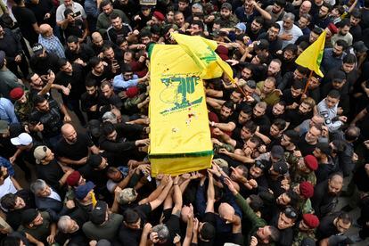 Partidarios y allegados del combatiente de Hezbolá  Mohammed Assaf, asesinado por el ejército de Israel, participaban en su funeral al sur de Beirut (Líbano).