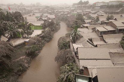 La mayor catástrofe registrada por una erupción del Kelud data de 1568 cuando los ríos de lava, nubes de ceniza y rocas causaron la muerte de unas 10.000 personas. En la imagen, tejados cubiertos de polvo y ceniza en Yogyakarta (Indonesia).
